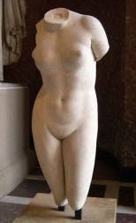 Afrodite Cnidia (copia ellenistico-romana da un originale di Prassitele, 360 a.C.).