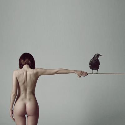 foto donna con corvo