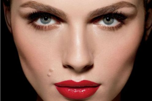 Andreja-Pejicu-la-prima-modella-transgender-volto-di-Make-Up-For-Ever-VIDEO