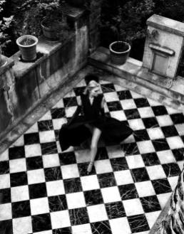 foto donna con pavimento a scacchi