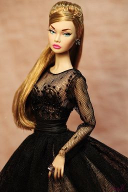 Foto doll con vestito nero