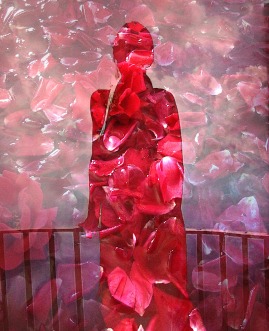 Marina Petrillo figura ringhiera rossa